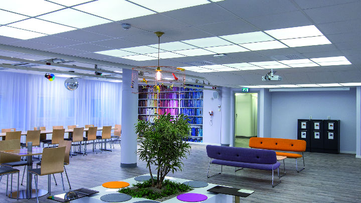 Philipsin Soundlight Comfort -valaisimilla valaistu kokoushuone E.ONin toimitiloissa Ruotsissa