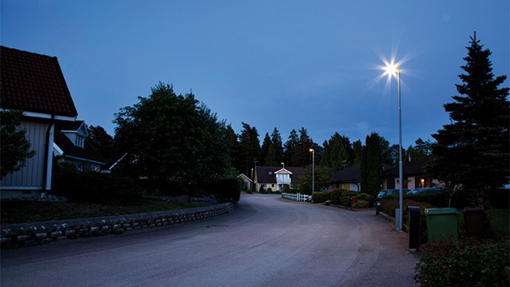 Ruotsin Enköpingissä sijaitsevan asuinalueen katu, joka on valaistu Philipsin kaupunkivalaistuksella 