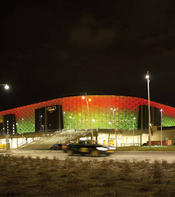 Friends Arenan väriä vaihtava julkisivu Ruotsissa 