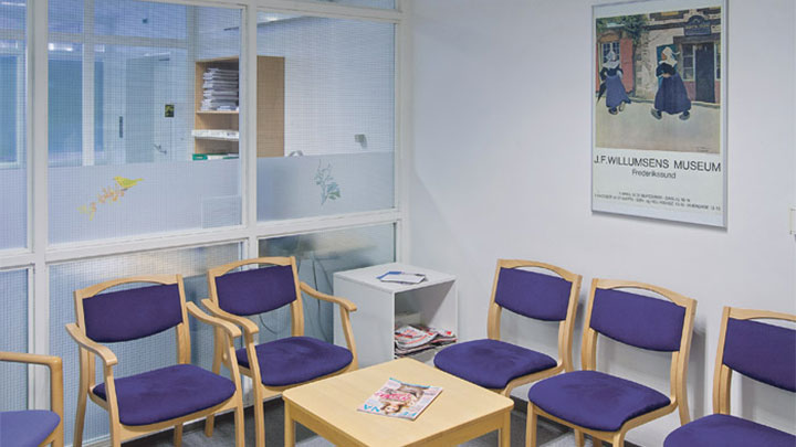  Tämä Holbaekin sairaalan odotushuone Tanskassa on valaistu Philipsin terveydenhuoltokäyttöön tarkoitetuilla uppovalaisimilla
