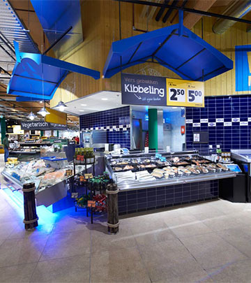 Philipsin tuoreutta korostava valaistusratkaisu kalatiskillä Jumbo Foodmarktissa Alankomaissa