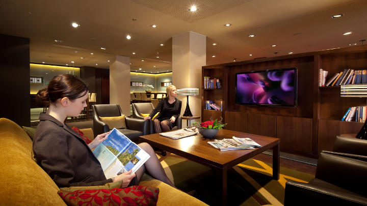 Frankfurtin Marriott-hotellin aula on valaistu Philipsin LuxSpace- ja Spot 3 -ledivalaisimilla.