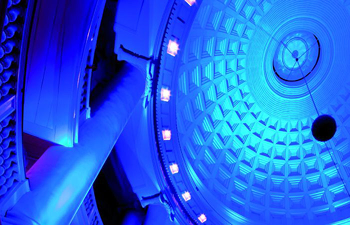 Philipsin koristevaloilla valaistu katto Renaissance-hotellissa hehkuu sinisessä koristevalaistuksessa