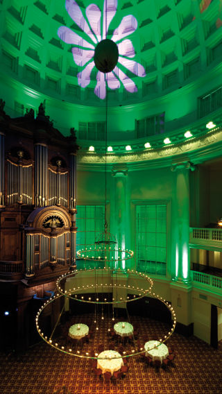 Philipsin koristevalo hehkuu vihreää valoa Renaissance-hotellissa