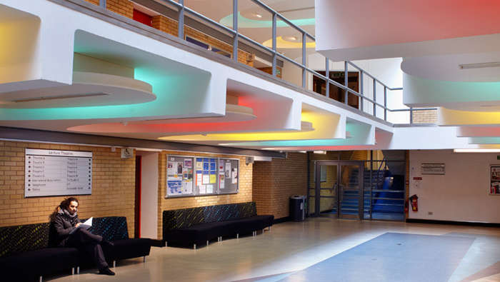 Philips luo tyylikkään ja energiatehokkaan valaistuksen Surreyn yliopiston aulaan