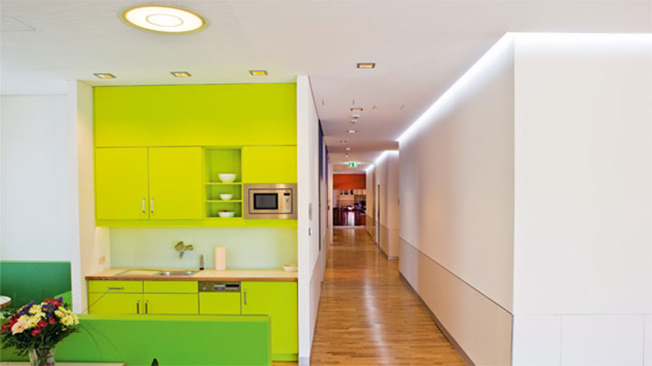 Philipsin valoilla valaistu värikäs ja rauhoittava Altonan lastensairaalan huone