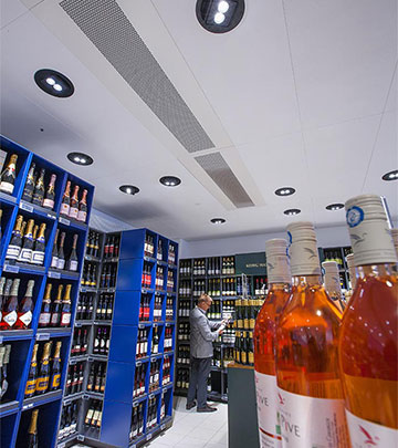 Philipsin valaistusratkaisuilla valaistun Irma-myymälän viiniosaston erinomainen kontrasti ja säihke 