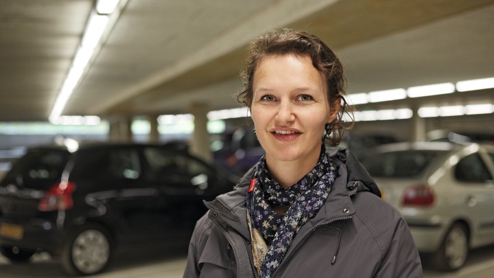  Naiset hymyilevät autojen edessä Philipsin valoilla valaistussa Eiterenin pysäköintihallissa 
