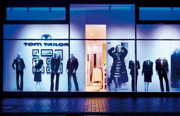 Shop window at Markenstore, Germany illuminated with Philips AmbiScene