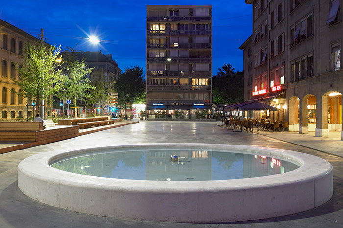 Philipsin kaupunkivalaistusratkaisuilla kauniisti valaistu aukio Sveitsin Genevessä