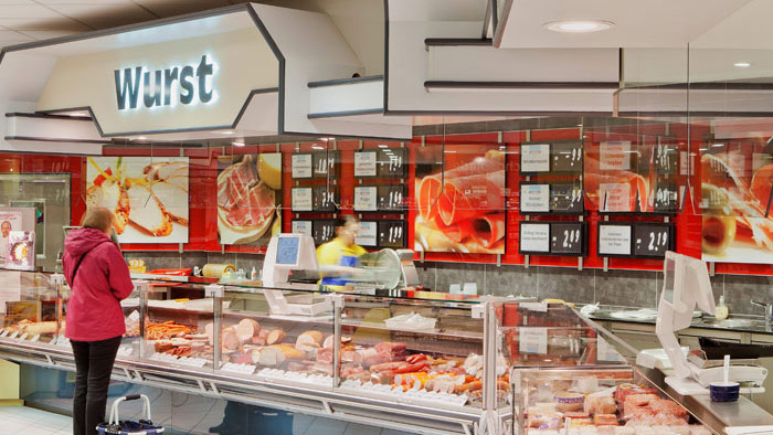 Edeka-valintamyymälän lihaosasto, jossa on Philips LuxSpace Accent Rose LED -valot