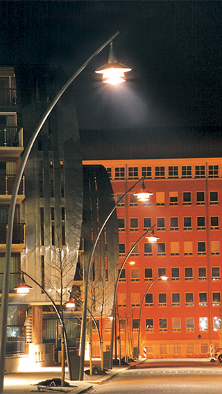 Kirkkaasti valaistu katu, jossa on Philipsin valkoinen valaistus