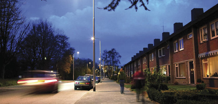 Autoja kadulla, joka on valaistu tehokkaasti Philipsin valkoisella valolla