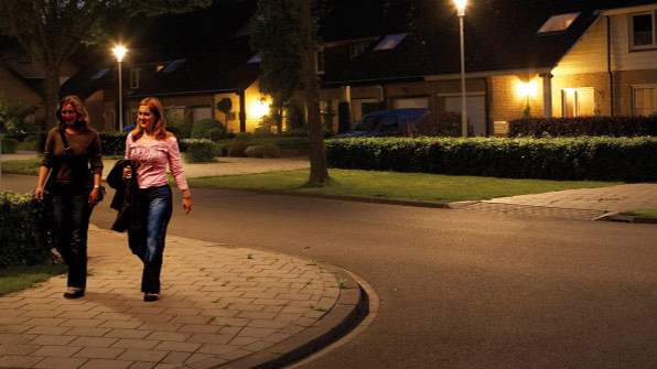 Naiset kävelevät kadulla, jossa on Philipsin tehokas valaistus