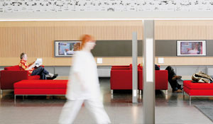 Sairaalan odotustilat, joiden viihtyisyyttä on lisätty Philipsin ympäristöä säästävällä valaistuksella