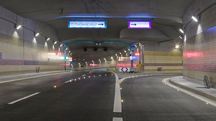 Liikennemerkkejä ja varoituskylttejä täydentävät LED-merkkivalot sujuvoittavat liikennettä ja lisäävät turvallisuutta