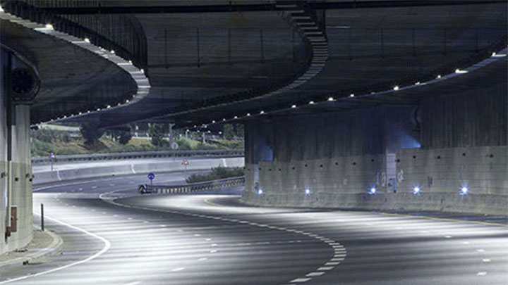 LED-merkkivalot ja LED-valaistut uloskäyntiopasteet, liikennemerkit ja varoituskyltit vähentävät ruuhkia