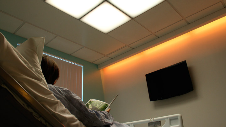 Philips Lightingin HealWell-LED-nurkkavalaisimien väriä vaihtava valo tukee hyvää unirytmiä ja parantaa potilasmukavuutta
