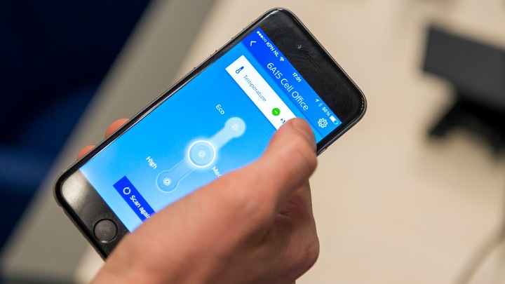 Philips Lightingin yhdistetty valaistus (InterAct Office) mahdollistaa reittien etsimisen ja työpisteen olosuhteiden säätämisen älypuhelimella
