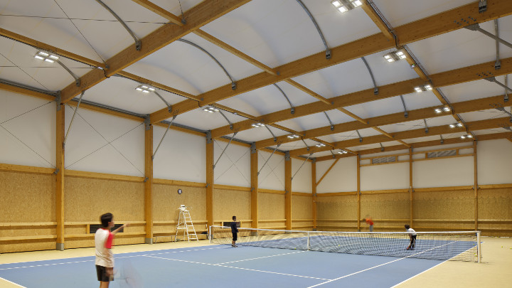 Tennishallin valaistus - sisätilojen LED-valonheittimet