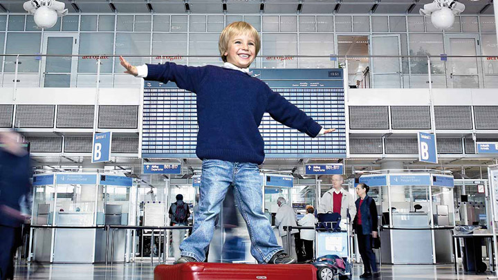 Lapsi leikkii hyvin valaistussa lentokenttäterminaalissa