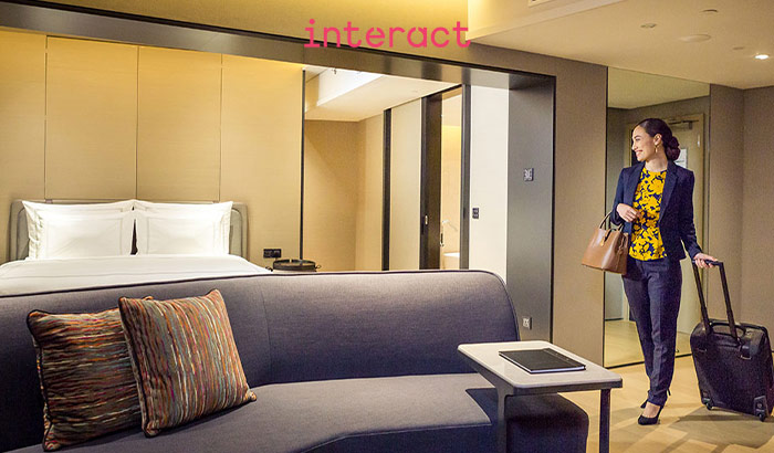 Interact Hospitality -ohjausjärjestelmän tunnelmaa korostava valaistusmalli käytössä hotellihuoneessa