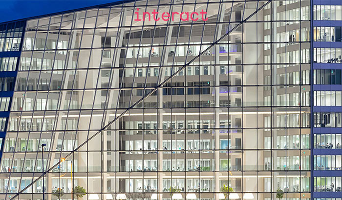 The Edge -toimistorakennuksen julkisivu Amsterdamissa