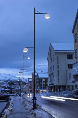 Norjan kunnilla ja kaupungeilla on suuri tarve uudistaa katuvalaistustaan, koska energia- ja ympäristövaatimukset ovat tiukentuneet. Vanhat asennukset vaativat paljon huoltoa niin valaisimien kuin kaapeleidenkin osalta. Tämän vuoksi Kristiansundissa onkin alettu uudistaa valaistusta Philipsin CityTouch LED –järjestelmällä ja jo nyt on saavutettu huomattavia etuja.