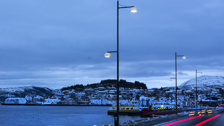 Norjan kunnilla ja kaupungeilla on suuri tarve uudistaa katuvalaistustaan, koska energia- ja ympäristövaatimukset ovat tiukentuneet. Vanhat asennukset vaativat paljon huoltoa niin valaisimien kuin kaapeleidenkin osalta. Tämän vuoksi Kristiansundissa onkin alettu uudistaa valaistusta Philipsin CityTouch LED –järjestelmällä ja jo nyt on saavutettu huomattavia etuja.