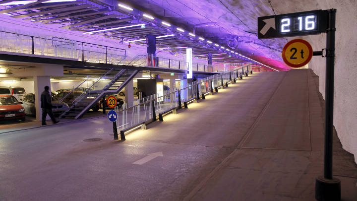 Philips in ColorKinetics RGB-heittimet sekä LuxSpace ja StylID-valaisimet valaisevat pysäköintihalli P-Hämpin