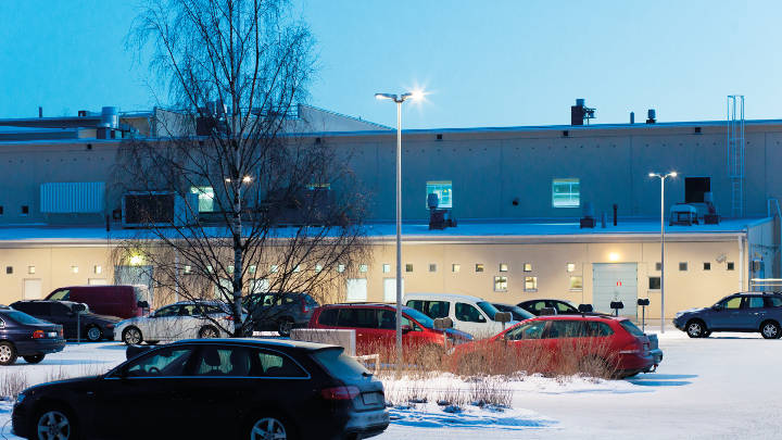 Philips ClearWay-valaisimet pysäköintialueella