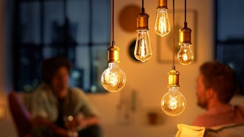 Katosta roikkuvat Philips Vintage LED-lamput luovat viihtyisän lämpimän hehkun