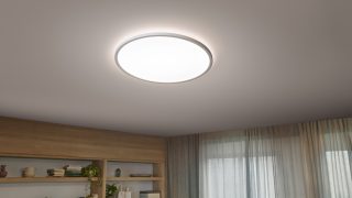 Vintage-tyyliset LED-filamenttilamput on ripustettu roikkumaan kodikkaan ruokailutilan ylle. Ne ovat tyylikäs ja energiatehokas valaistusratkaisu.
