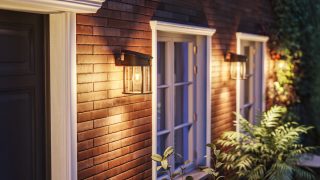 Moderni LED-ulkovalaisin on energiatehokas ja säänkestävä valaistusratkaisu nykyaikaisten kotien julkisivuille ja terasseille. Se valaisee maalaistyylistä ulkotilaa.