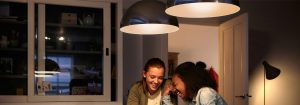 "Moderni LED-riippuvalaistus luo lämmintä tunnelmaa, kun kaksi naista keskustelevat keskenään. LED-riippuvalaistus on tehokas valaistusratkaisu kotiin."