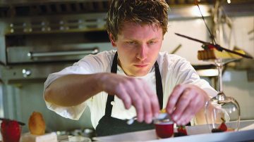 Kokki valmistaa ruokaa, jonne hyönteiset eivät eksy