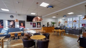 Tilan yläosan ilman desinfiointiin tarkoitettu kattoasennettava UV-C-valaisin